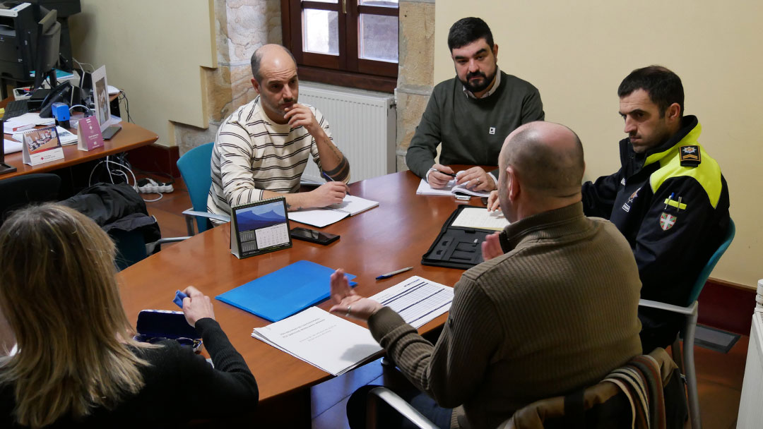 Legazpiko alkateak, Herritarren Segurtasuneko zinegotziak, Udaltzaingoak eta Ertzaintzak azken hilabeteetako segurtasunarekin lotutako gertakariak aztertu dituzte