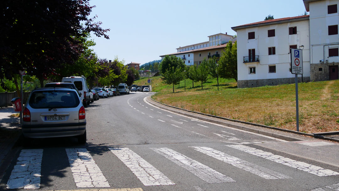 Legazpik 66 aparkaleku berri izango ditu herrian aparkatzea errazteko