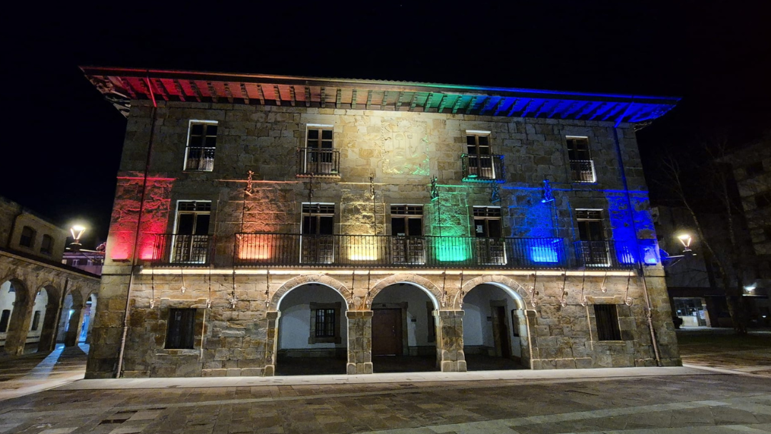 LGTBI fobiaren aurkako nazioarteko eguna dela eta, udaletxea ostadar koloreekin argiztatuko da