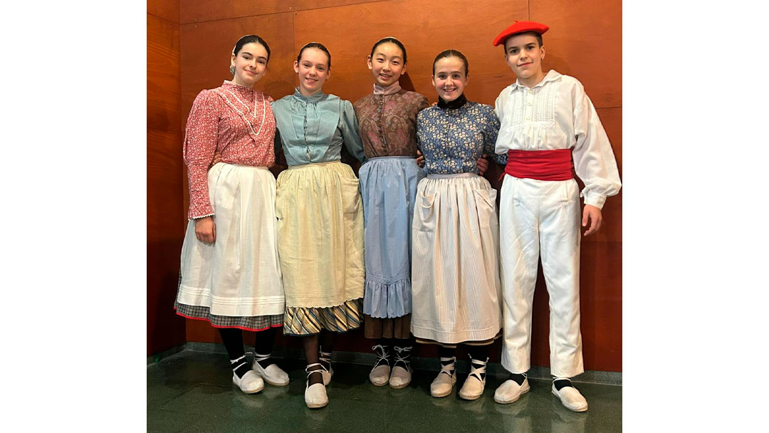 Zorionak Yisha Wang Xu eta Amaia Azpeitia Osinaldei, aurresku txapelketan sarituak