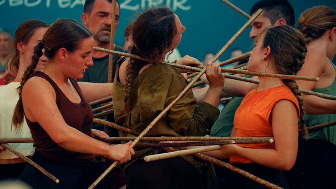 Makil Hotsak, Hika teatroa eta Oinkari dantza taldearen eskutik dantza ikuskizuna izango da irailaren 18an,  ostirala, 19:30ean Euskal Herria plazan