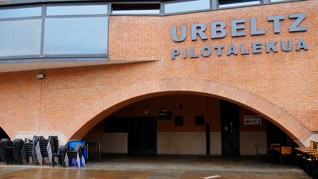Urbeltz pilotalekuko taberna-kafetegia ustiatzea eta atezaintza zerbitzua emateko zerbitzuaren kontratazioaren irekiera