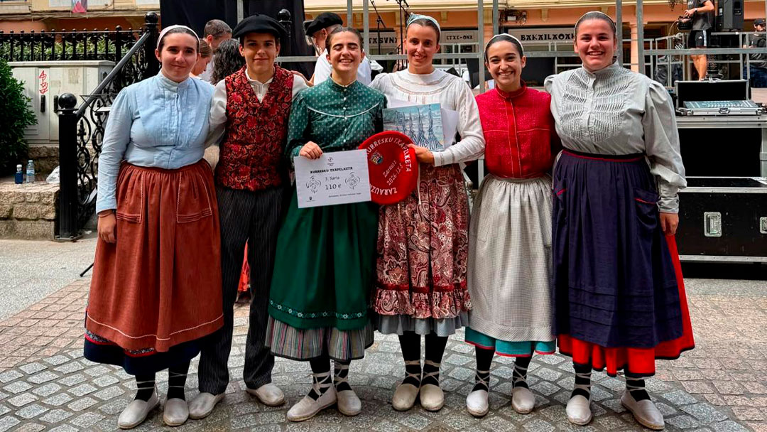 Irati Olaizola Goñi Zarauzko XXXVIII. Aurresku Txapelketaren (Gipuzkoar erara) irabazlea eta Amaia Azpeitia Osinalde 3. sailkatua