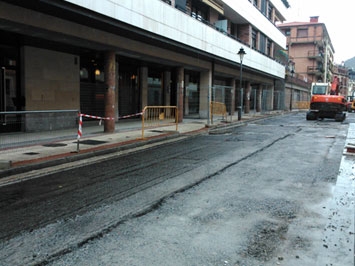 Limitaciones en acceso a los garajes de Aizkorri kalea 16