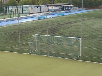 Numerosos destrozos en el campo de fútbol y en las instalaciones deportivas