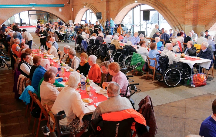 Legazpi homenajea a sus mayores de 80 años en una emotiva comida