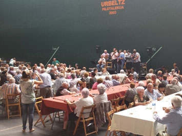 Con la comida de mayores de 80 años