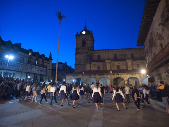 Preparando la víspera de San Juan: curso de dantza