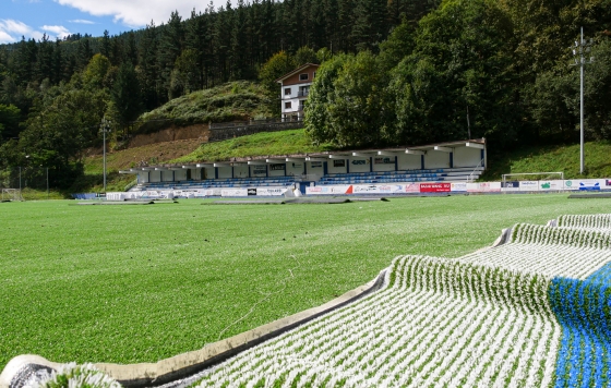 El ayuntamiento asume los costes de transporte derivados del retraso en la obra del campo de fútbol