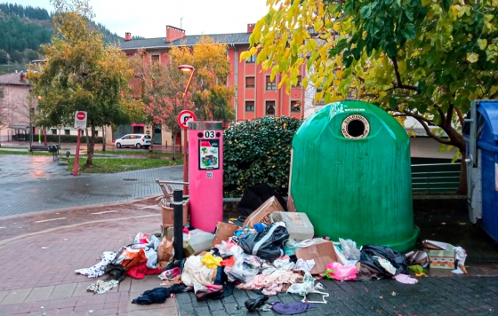 El ayuntamiento denuncia comportamientos incívicos en varios puntos de recogida de residuos