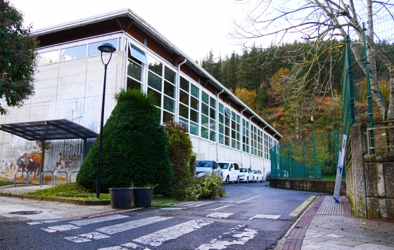 Las-os aficionadas-os tendrán que utilizar la entrada de arriba para ver los partidos del Polideportivo Bikuña