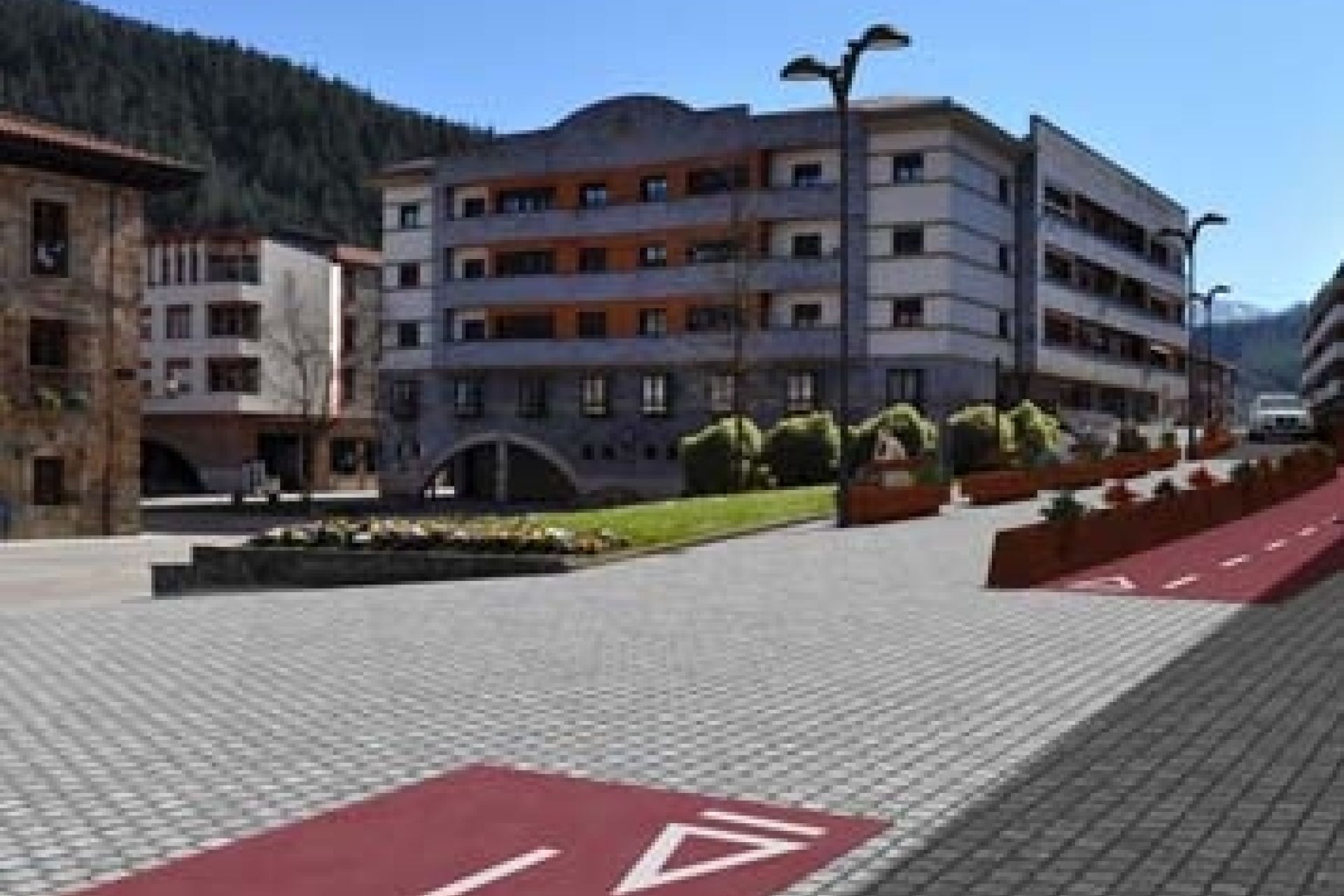 Aizkorri kaleko berrurbanizatzea