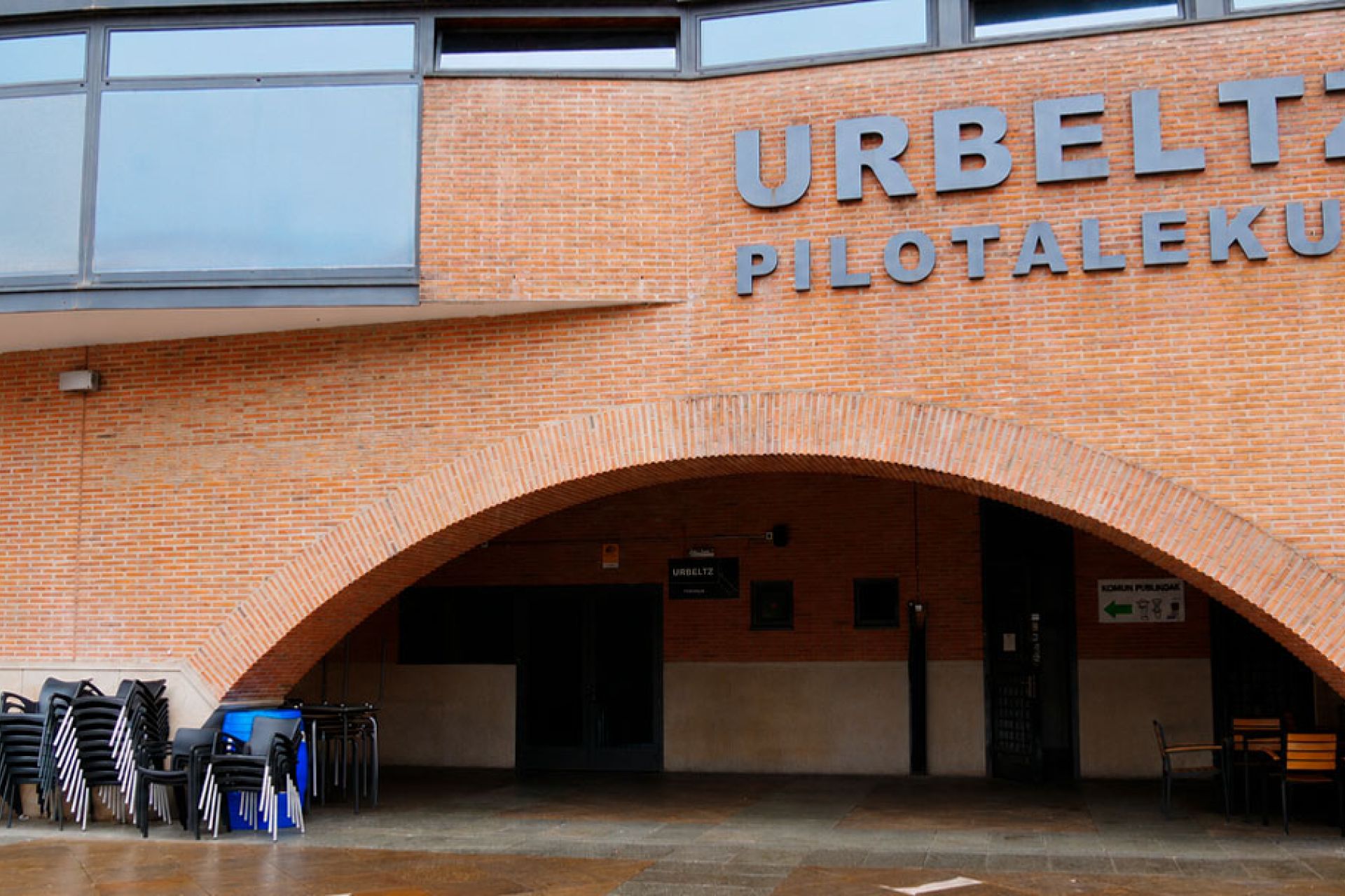 Urbeltz pilotalekuko taberna-kafetegia ustiatzea eta atezaintza zerbitzua emateko zerbitzuaren kontratazioaren irekiera