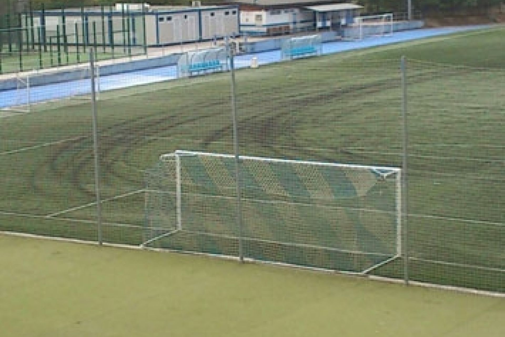 Numerosos destrozos en el campo de fútbol y en las instalaciones deportivas