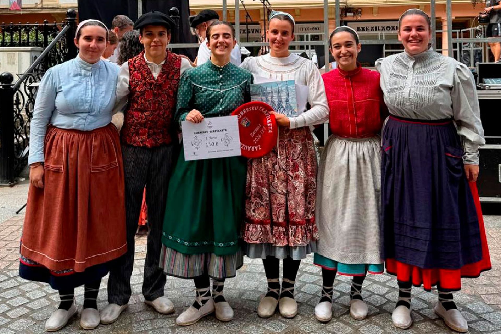 Irati Olaizola Goñi Zarauzko XXXVIII. Aurresku Txapelketaren (Gipuzkoar erara) irabazlea eta Amaia Azpeitia Osinalde 3. sailkatua
