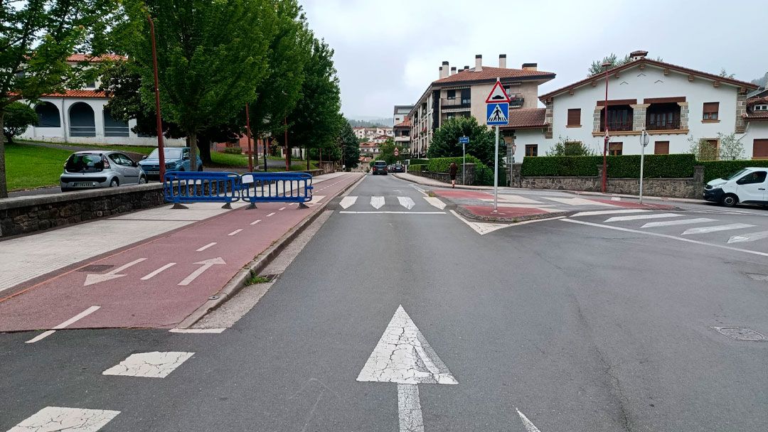 Oharra: Asfaltatze lanak Santikutz kalean eta aldaketak autobus zerbitzuan