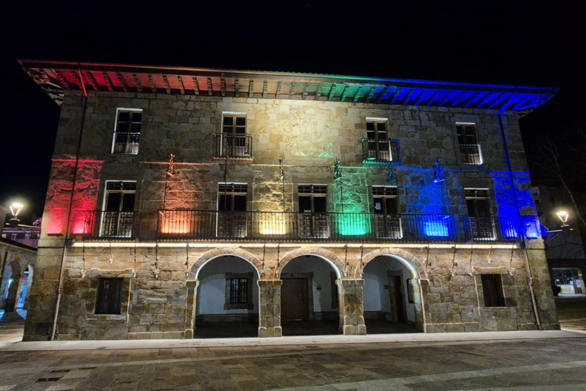LGTBI fobiaren aurkako nazioarteko eguna dela eta, udaletxea ostadar koloreekin argiztatuko da