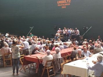 Con la comida de mayores de 80 años