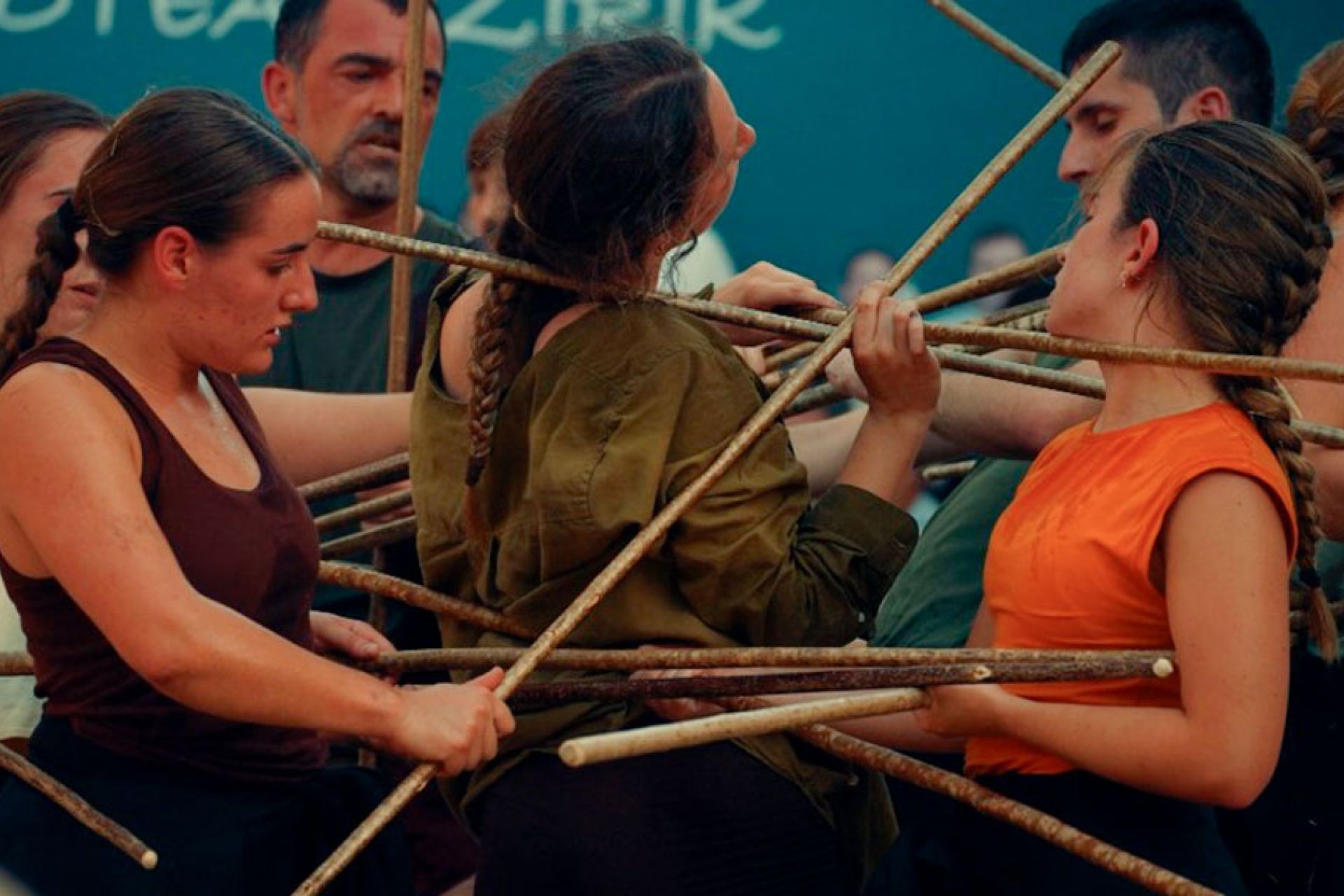 Makil Hotsak, Hika teatroa eta Oinkari dantza taldearen eskutik dantza ikuskizuna izango da irailaren 18an,  ostirala, 19:30ean Euskal Herria plazan